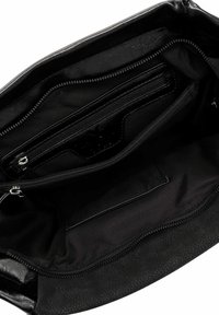 Mustast nahast käekoti sisemus, kus on mitmeid lukuga taskuid ja tekstureeritud vooder. Omab siledaid ja kontrastseid materjale.