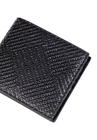 Portafoglio bifold nero realizzato in materiale sintetico testurizzato, con un motivo a logo in rilievo su un design geometrico. Bordo liscio, forma compatta.