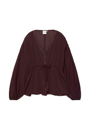 Dlhý rukáv tmavofialová blúzka s hlbokým výstrihom do V, stiahnutý pás s viazačkou s strapcami, a mierne rozšírený lem, položená na bielom pozadí.