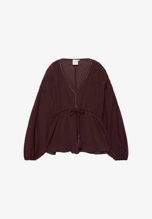 Dlhý rukáv tmavofialová blúzka s hlbokým výstrihom do V, stiahnutý pás s viazačkou s strapcami, a mierne rozšírený lem, položená na bielom pozadí.