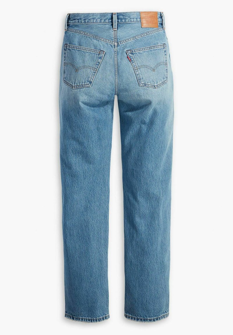 Jean en denim bleu clair avec une coupe droite, deux poches arrière et une étiquette en cuir sur la taille. Détails de couture classiques présents.