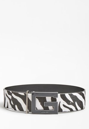 Zwart-wit met zebra strepen riem met een grote vierkante metalen gesp met een uitgesneden "G" en "GUESS" gravure.