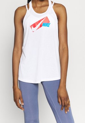 Top senza maniche bianco con logo Nike rosso e blu, presenta spalline sottili, una leggera texture e una vestibilità rilassata.
