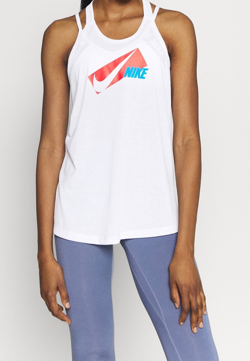 Top senza maniche bianco con logo Nike rosso e blu, presenta spalline sottili, una leggera texture e una vestibilità rilassata.