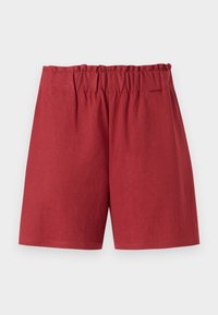 Shorts rouges avec une taille élastique, offrant une coupe décontractée et une texture en coton lisse. Les ourlets sont droits sans motifs ni accents visibles.