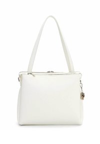 Vitt handväska av slätt syntetmaterial med dubbla handtag, dragkedjestängning och en dekorativ berlock fäst på ena sidan.