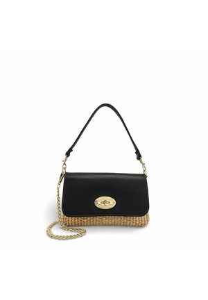 Sac bandoulière tressé noir et beige avec fermeture à loquet dorée, courte sangle en cuir et chaîne dorée amovible sur fond blanc.