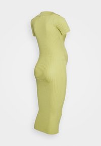 Vestido canudo até ao joelho em verde claro, com um silhueta justa e mangas curtas, colarinho redondo e textura suave.