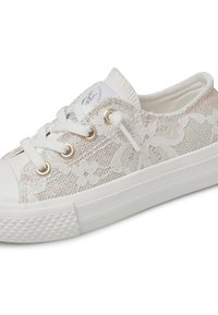 Białe trampki z koronką o wzorze siateczkowym, wyposażone w metaliczne złote oczka, okrągły nosek i teksturowaną białą gumową podeszwę.