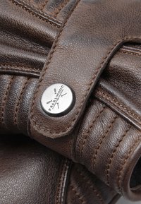 Smeđe kožne rukavice s teksturiranim završetkom, kobaltiranjem i metalnim gumbom s gravurom "PEARLWOOD".