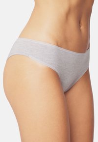 Graue Baumwollbikiniunterwäsche mit glatter Textur, seitlicher Abdeckung und nahtlosem Design. Verfügt über einen dünnen Bündchen und eine natürliche Passform.