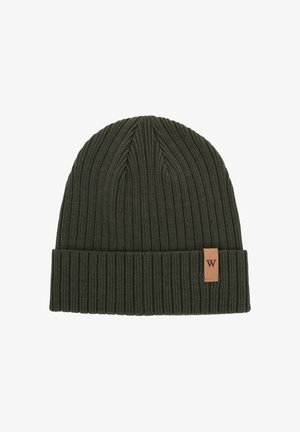 Gebreide muts in donkergroen met een geribbelde structuur en een omgeslagen boord. Voorzien van een klein leren logolabel aan de zijkant.