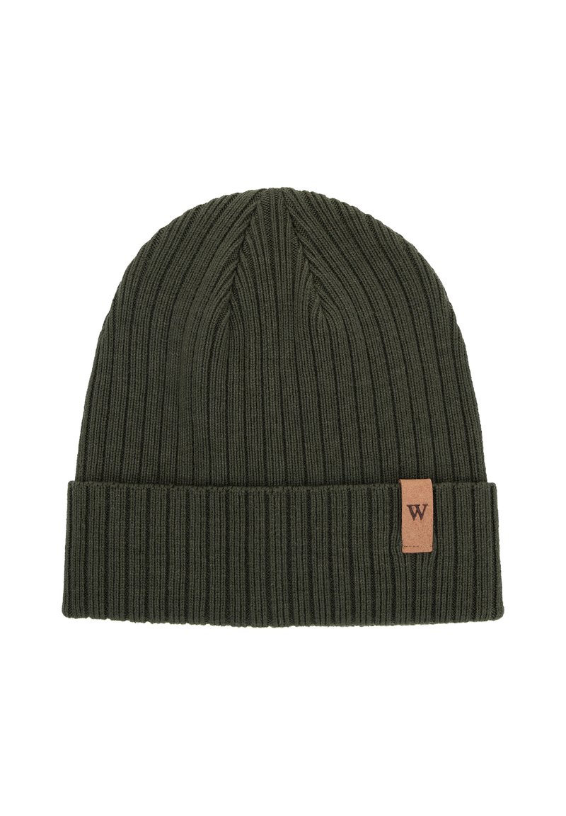 Strickmütze in Dunkelgrün mit geripptem Muster und umgeschlagenem Saum. Beinhaltet ein kleines Leder-Logoschild an der Seite.