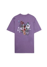 T-shirt en coton violet avec un motif floral et le texte « Oxlow » en blanc. Manches courtes et coupe décontractée avec des détails de couture minimaux.