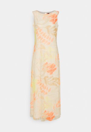 Robe longue sans manches avec une base beige et un motif floral orange et vert clair, dotée d'un col rond et d'une fermeture à boutons dans le dos.