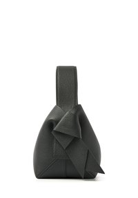 Zwarte leren handtas met een unieke driehoekige vorm, voorzien van een opvallende strikdetail aan de zijkant en een gestructureerd oppervlak.