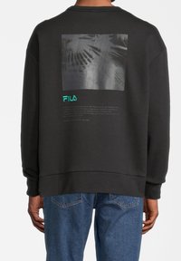 Felpa nera con superficie testurizzata, caratterizzata da una grafica quadrata sulla schiena con un motivo astratto e testo stampato, e logo "FILA" color teal.