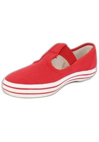 Rote Leinenschuhe mit runder Zehenform, elastischem Riemen und Ausschnittdetails. Verfügt über eine weiße Gummisohle mit roten Streifen entlang des Randes.