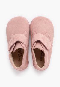 Měkké růžové boty pro batolata se suchým zipem, semišovou texturou, zaoblenými špičkami a měkkým vnitřkem, zobrazené ze shora na bílém pozadí.