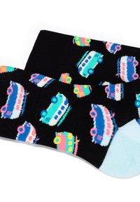 Schwarze Socken mit einem bunten Cartoon-Muster von Autos in Pink, Blau und Grün, mit einem hellblauen Akzent am Bündchen.