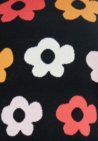Material textil cu un model care prezintă forme florale mari în nuanțe de portocaliu, roz, alb și roșu pe un fundal negru; textură moale cu un design tricotat.