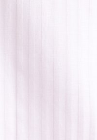 Lichtroze stof met verticale plooien, gemaakt van een zachte, gladde materiaal. De textuur is fijn geweven, wat een delicate, gestructureerde uitstraling creëert.