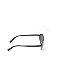 Lunettes de soleil noires polarisées avec un design épuré, des montures en plastique noir fines et des verres foncés. Détails notables comprennent un logo sur la monture.