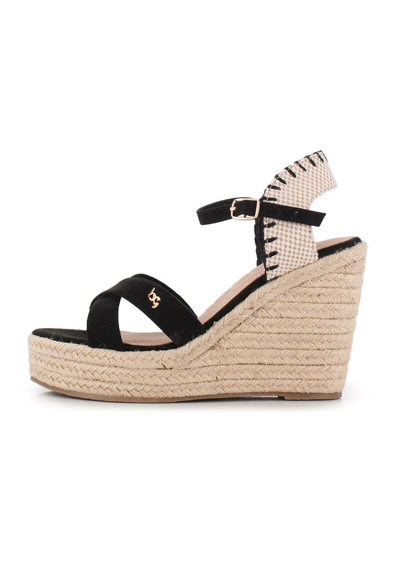 Sandalia de cuña de ante negro con plataforma envuelta en yute, correa ajustable en el tobillo y un acento de tela a cuadros en la parte trasera.