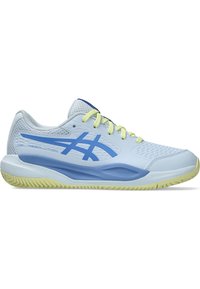 Hellblaue Sportschuh mit einem Obermaterial aus Mesh, gelben Schnürsenkeln und blauen Akzenten. Verfügt über eine strukturierte Sohle und eine verstärkte Zehenpartie für Stabilität.