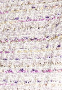 Timit de un violet deschis cu o textură, având accente metalice aurii, prezentând dungi orizontale neregulate de fire de lavandă și roz.