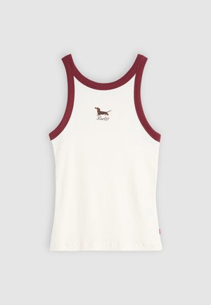 Canottiera bianca con bordi color marsala. Presenta un'illustrazione di un piccolo dachshund marrone e la scritta "Levi's". Materiale in cotone, design casual.