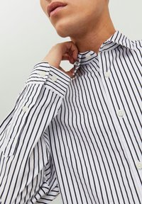Jack & Jones JORBILL OVERSIZE UNISEX - Camisa - bright white stripe