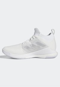 Vitt sportskor med en strukturerad ovandel, förstärkt häl och en slät gummisula med ett mönstrat yttersula för bra grepp.