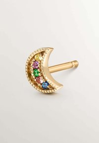 Pendiente en forma de media luna de oro con cinco piedras preciosas multicolores engastadas en un borde texturizado. Acabado metálico liso con respaldo de alfiler.