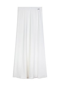 Jupe longue blanche en tissu lisse, présentant une silhouette droite et des plis subtils, avec un petit logo argenté près de la taille.