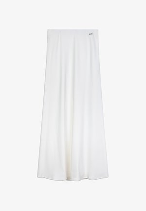 Jupe longue blanche en tissu lisse, présentant une silhouette droite et des plis subtils, avec un petit logo argenté près de la taille.