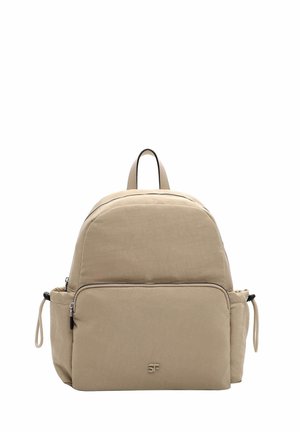 Sac à dos en tissu beige avec une forme arrondie, poche zippée à l'avant, détails de resserrage sur les côtés et un logo embossé sur le bas à l'avant. Deux bretelles.
