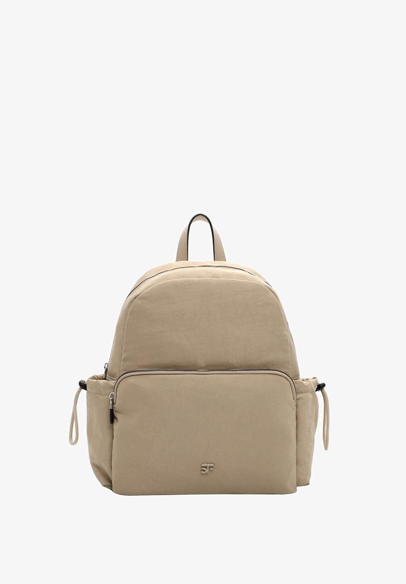 Beige kangas seljakott ümarate kujunditega, ees asuva luku taskuga, külgede tõmbe detailidega ning alumisel eespool logoga. Kaks õlarihma.