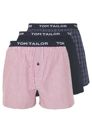 Drei Paar Boxershorts: ein rot-weiß gestreift, einer einfarbig navy und einer navy mit Karomuster. Alle verfügen über einen schwarzen Bund mit dem "TOM TAILOR" Logo.