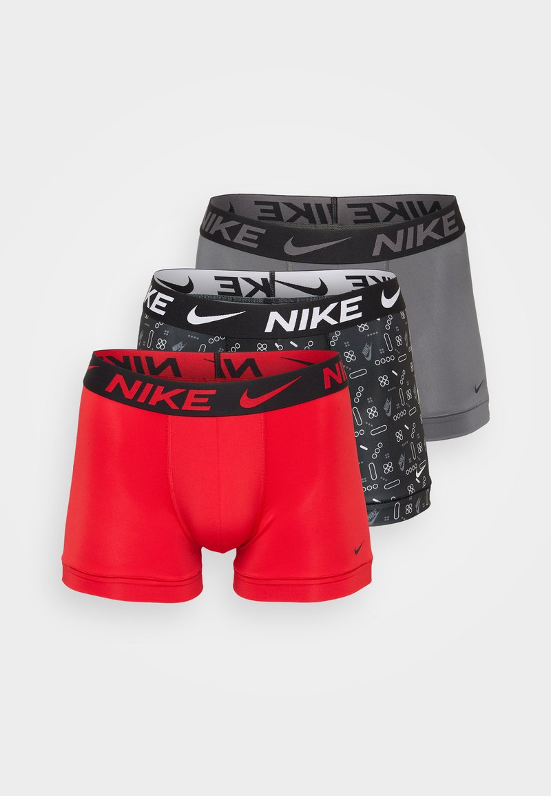 Trei perechi de boxeri Nike: roșii cu talie neagră, negri cu imprimeu grafic și gri cu talie neagră; toate au talie elastică.