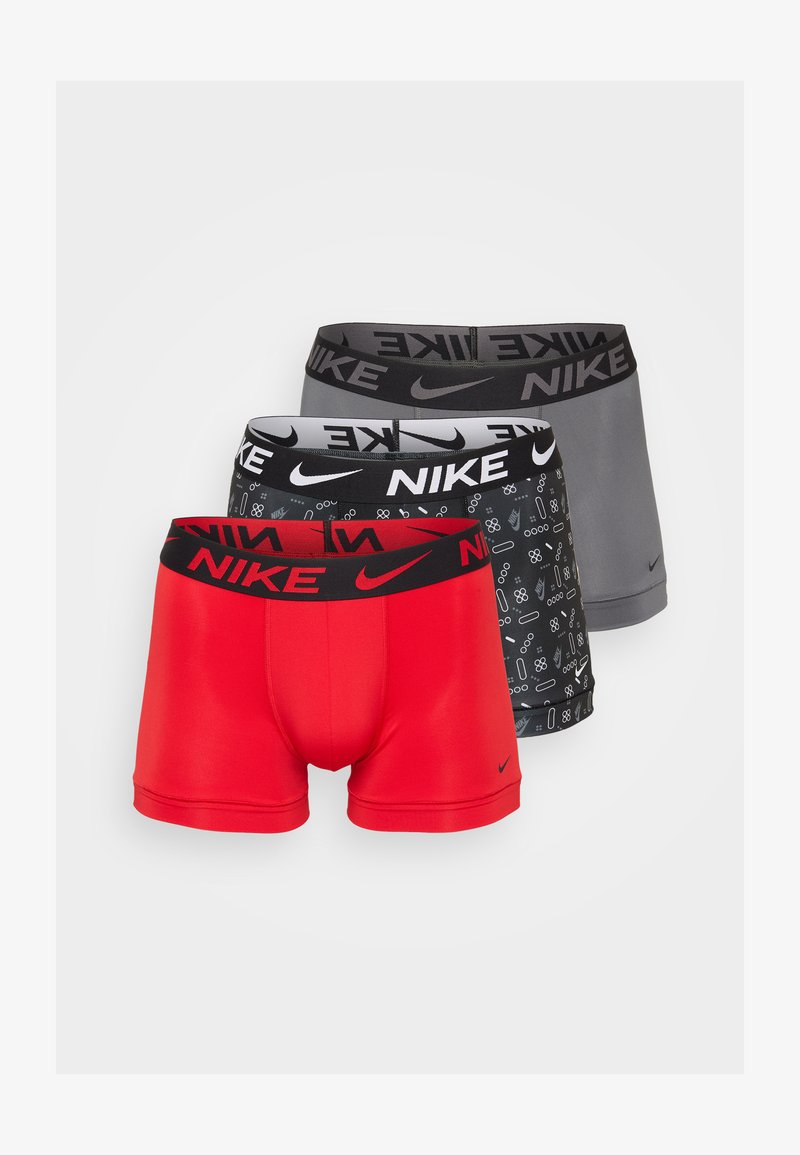 Trei perechi de boxeri Nike: roșii cu talie neagră, negri cu imprimeu grafic și gri cu talie neagră; toate au talie elastică.