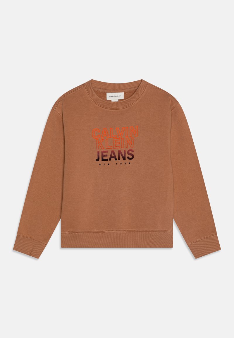 Καφέ φούτερ με στρογγυλή λαιμόκοψη, ραμμένα μανίκια και ήπατα στο τελείωμα. Διαθέτει έντονο κεντητό λογότυπο "CALVIN KLEIN JEANS" σε πολύχρωμο χρώμα.