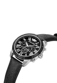 Melns hronogrāfs pulkstenis ar teksturētu ādas siksnu, nerūsējošā tērauda korpusu, melnu ciparnīcu ar romiešu cipariem un trim subcipariem.