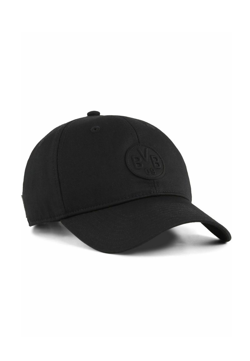 Sort baseball cap lavet af stof med en buet skygge. Har et præget, rundt logo på fronten og en struktureret krone.
