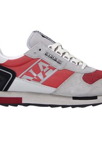 Sneaker rosso e grigio con materiali in suede e mesh, dotato di un grande logo, lacci sul davanti e un accentuato suola nera e bianca.