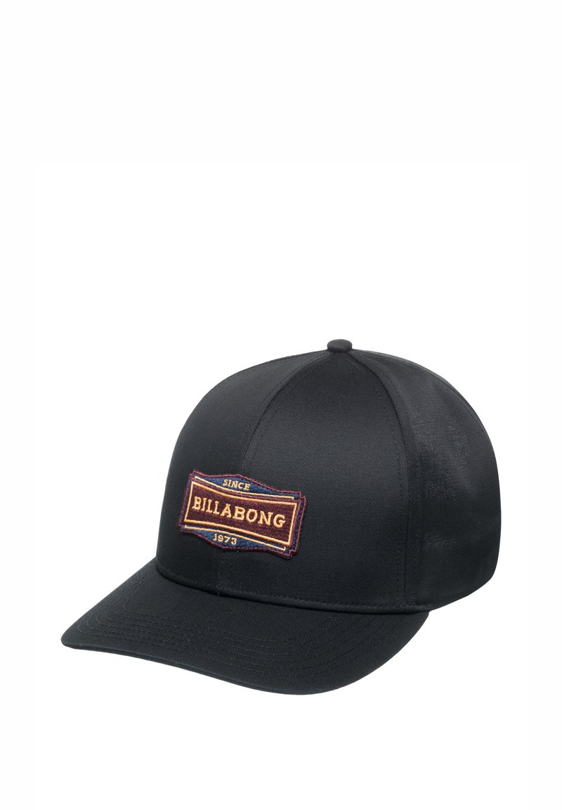 Casquette de baseball noire avec une couronne arrondie et un visière plate. Elle présente un patch Billabong coloré brodé à l'avant.