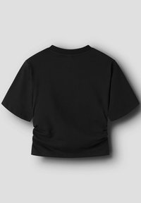 Sort cropped t-shirt med korte ærmer, lavet af blødt stof. Har en rund halsudskæring og sammensyninger på siderne.