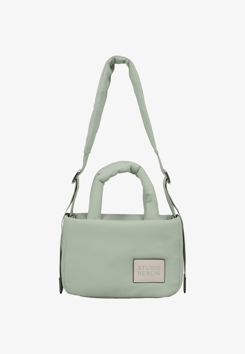 Gevulde groene handtas met een gestructureerde rechthoekige vorm, dubbele handvatten, een verstelbare schouderriem en een logo patch aan de voorkant.