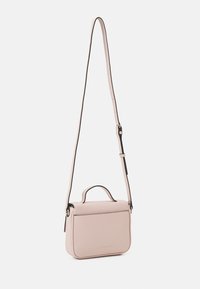 Calvin Klein Jeans SCULPTED FLAP MONO - Bandolera - pale conch