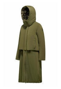 Cappotto invernale lungo color verde oliva, imbottito, con cappuccio, zip frontale e tasche laterali, progettato per una copertura e un calore totale.